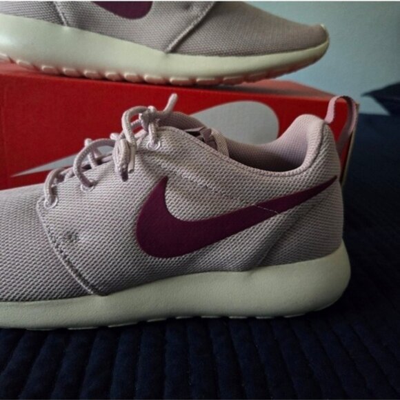 Nike Roshe One Women Size 11 Plum Chaulk True Berry 112025 Gf - Picture 3 of 12